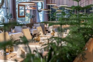 Blick in den Raum durch natürliches Grün in der Panoramastube im Salzburger Hof.
