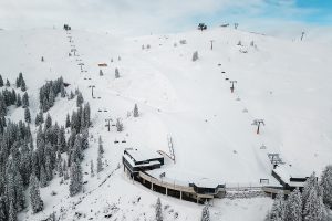 Die gesamte Asitzkogelbahn aus der Vogelperspektive im Winter. Es liegt viel Schnee.