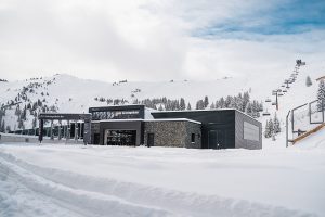 Ansicht der Talstation im Winter mit viel Schnee.