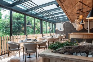 Ansicht vom Restaurant, durch den Raum hinaus. Lichtdurchflutet, hell, freundlich.