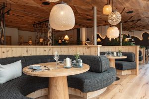 Detailansicht einer runden Sitzlounge mit gedecktem Tisch.