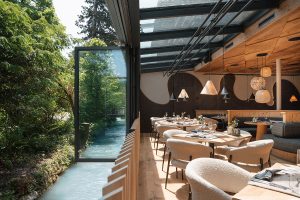 Innen- Außenblick der Terrasse mit Bach direkt beim Sitzbereich.