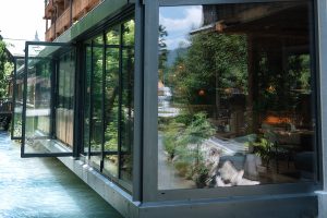 Blick über den Bach hinein in den Raum.