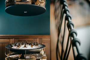 Detailaufnahmen, eine rustikale Bierbar, ein kunstvolles Metallgeländer