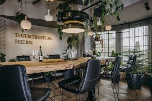 Tagungsraum mit großem Arbeitstisch aus Holz